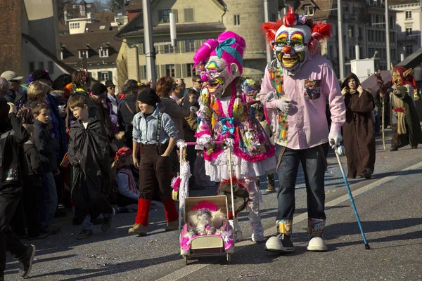 O tradicional desfile de carnaval de máscaras de carnaval  . — Fotografia de Stock