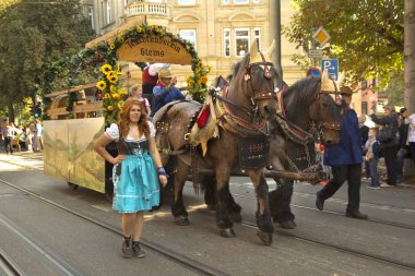 Stuttgart Volksfest. Şehir Merkezi aracılığıyla Mart.