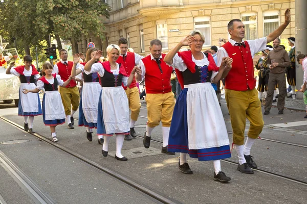  Stuttgart Volksfest. Şehir Merkezi aracılığıyla Mart.