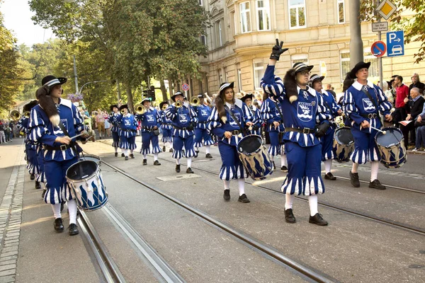 Volksfest ve Stuttgartu. Pochod přes centrum města. — Stock fotografie