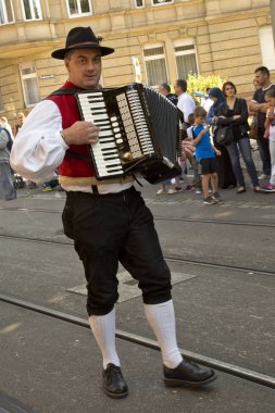  Stuttgart Volksfest. Şehir Merkezi aracılığıyla Mart.