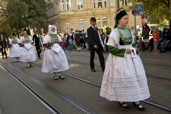 Volksfest a Stoccarda. La marcia attraverso il centro della città . — Foto Stock