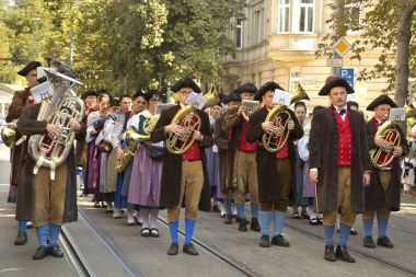 Stuttgart Volksfest. Şehir Merkezi aracılığıyla Mart.