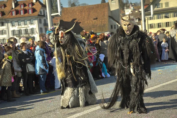 La tradizionale sfilata di maschere di carnevale  . — Foto Stock
