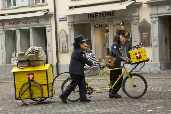 Geleneksel karnaval geçit karnaval maskesi .