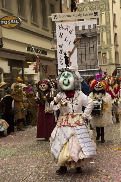 カーニバル マスクの伝統的なカーニバルのパレード . — ストック写真