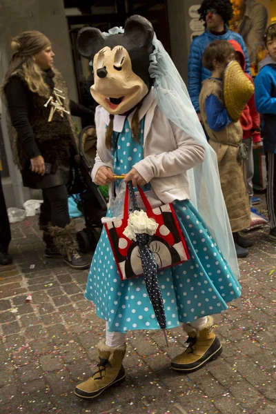 La tradizionale sfilata di maschere di carnevale  . — Foto Stock