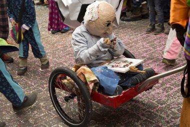 Luzern, İsviçre, 28 Şubat 2017. Geleneksel karnaval geçit karnaval maskesi .