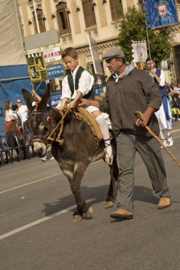 Murcia, İspanya, 18 Nisan 2017. Murcia bahar festivali. Şehrin sokaklarında Ulusal kostümleri alayı. 