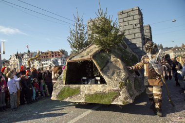 Luzern, İsviçre, 27 Şubat 2017. Geleneksel karnaval geçit karnaval maskesi .