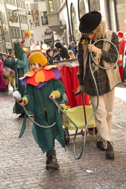 Luzern, İsviçre, 28 Şubat 2017. Geleneksel karnaval geçit karnaval maskesi .