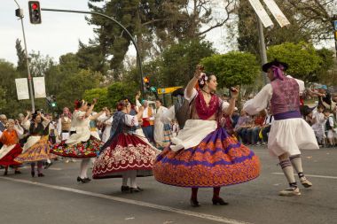 Murcia, İspanya, 18 Nisan 2017. Murcia bahar festivali. Şehrin sokaklarında Ulusal kostümleri alayı. 
