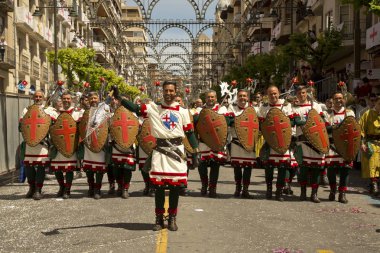 Alcoy, Alicante, İspanya. 22 Nisan 2017. Festival Moors ve Hıristiyanlar. Şehir Merkezi aracılığıyla Mart.
