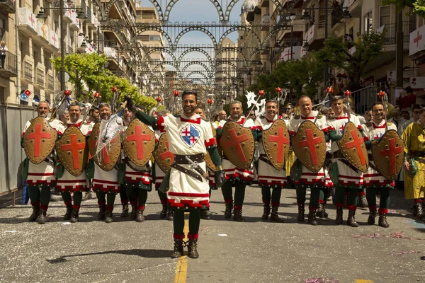 Alcoy, Alicante, İspanya. 22 Nisan 2017. Festival Moors ve Hıristiyanlar. Şehir Merkezi aracılığıyla Mart.