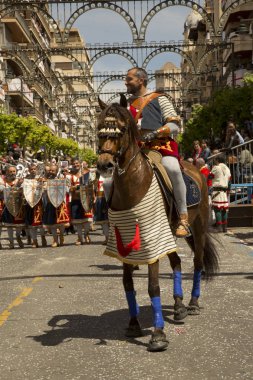 Alcoy, Alicante, İspanya. 22 Nisan 2017. Festival Moors ve Hıristiyanlar. Şehir Merkezi aracılığıyla Mart.