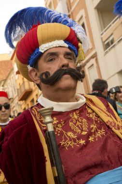 Alcoy, Alicante, İspanya. 22 Nisan 2017. Festival Moors ve Hıristiyanlar. Şehir Merkezi aracılığıyla Mart.