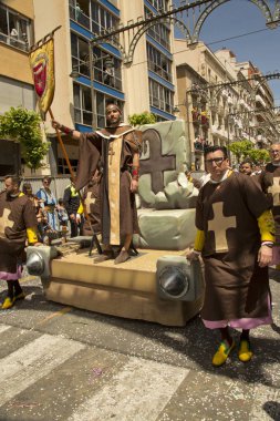 Alcoy, Alicante, İspanya. 22 Nisan 2017. Festival Moors ve Hıristiyanlar. Şehir Merkezi aracılığıyla Mart.