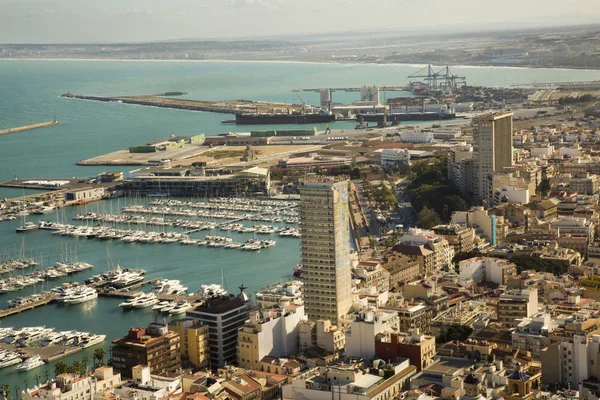 Alicante Hiszpania Kwietnia 2017 Widok Port Alicante Zamku Santa Barbara — Zdjęcie stockowe