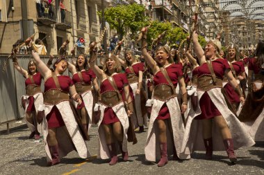 Alcoy, Alicante, İspanya. 22 Nisan 2017. Festival Moors ve Hıristiyanlar. Şehir Merkezi aracılığıyla Mart.