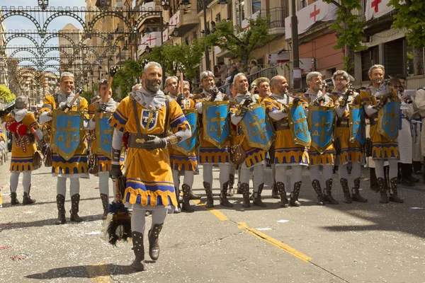 Alcoy, Alicante, İspanya. 22 Nisan 2017. Festival Moors ve Hıristiyanlar. Şehir Merkezi aracılığıyla Mart.