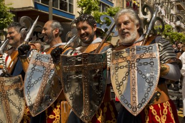 Alcoy, Alicante, İspanya. 22 Nisan 2017. Festival Moors ve Hıristiyanlar. Şehir Merkezi aracılığıyla Mart.