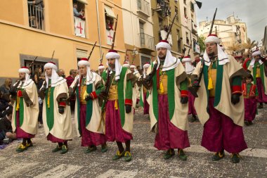 Alcoy, Alicante, İspanya. 22 Nisan 2017. Festival Moors ve Hıristiyanlar. Şehir Merkezi aracılığıyla Mart.