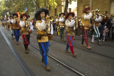 Stuttgart, Almanya, 30 Eylül 2018. Stuttgart'ta Volksfest. Şehir merkezinden geçen yürüyüş.
