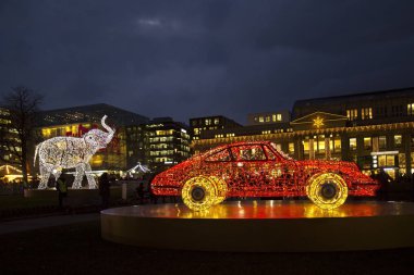 DÜŞTÜR. GERÇEK. 13 Aralık 2018 'de. Almanya 'nın Stuttgart kentindeki Noel pazarında hafif tesisler.