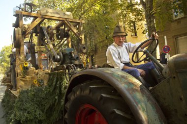 Stuttgart, Almanya, 30 Eylül 2018. Stuttgart'ta Volksfest. Şehir merkezinden geçen yürüyüş.