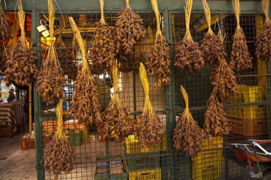 Tozeur, Tunus. 24 Aralık 2018. Tunus, Tozeur 'da pazarda tarih satışı.