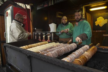Prag, Çek Cumhuriyeti, 30 Aralık 2018. Çek Cumhuriyeti Prag 'da bir sokak dükkanında trdelnik yapıyor..