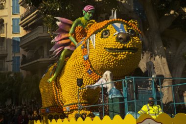 MENTON, FRANCE, 24 Şubat 2019. Menton, Fransa 'daki Limon Festivali' nin geleneksel karnaval geçidi..