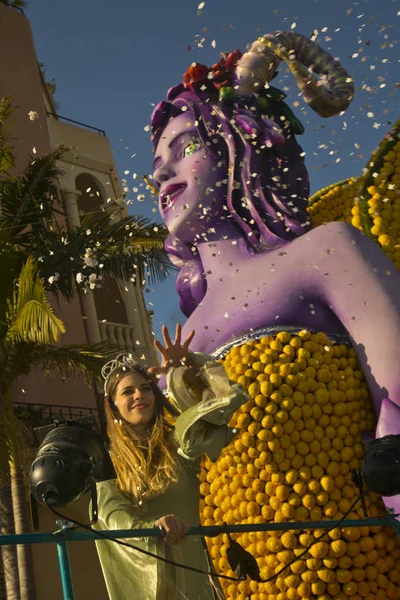 MENTON, FRANCE, 24 Şubat 2019. Menton, Fransa 'daki Limon Festivali' nin geleneksel karnaval geçidi..