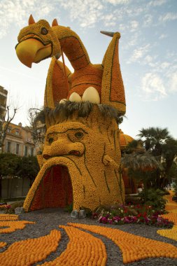 MENTON, FRANCE, 24 Şubat 2019. Fransa 'nın Menton kentindeki Limon Festivali' nde limon ve ormandan yapılan figürler..