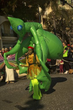 MENTON, FRANCE, 24 Şubat 2019. Menton, Fransa 'daki Limon Festivali' nin geleneksel karnaval geçidi..