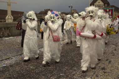 BASEL, SWitzerland, 11 Mart 2019. İsviçre, Basel 'deki geleneksel karnaval maskeleri geçit töreni..