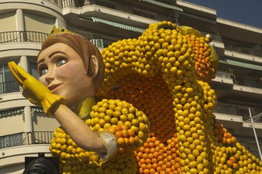 MENTON, FRANCE, 24 Şubat 2019. Menton, Fransa 'daki Limon Festivali' nin geleneksel karnaval geçidi..