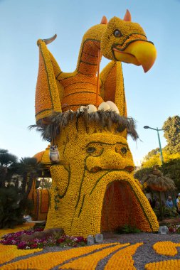 MENTON, FRANCE, 24 Şubat 2019. Limon ve ormandan yapılan figürler Fransa 'nın Menton şehrinde düzenlenen Limon Festivali' nde.