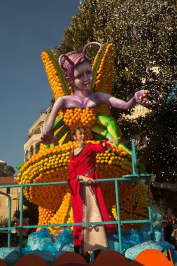 MENTON, FRANCE, 24 Şubat 2019. Menton, Fransa 'daki Limon Festivali' nin geleneksel karnaval geçidi..
