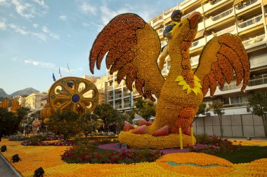 MENTON, FRANCE, 24 Şubat 2019. Fransa 'nın Menton kentindeki Limon Festivali' nde limon ve ormandan yapılan figürler..