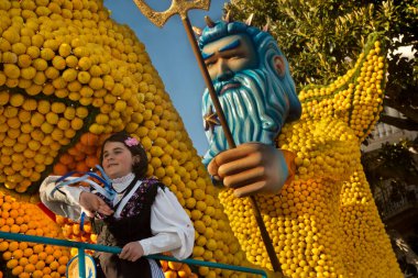 MENTON, FRANCE, 24 Şubat 2019. Menton, Fransa 'daki Limon Festivali' nin geleneksel karnaval geçidi..