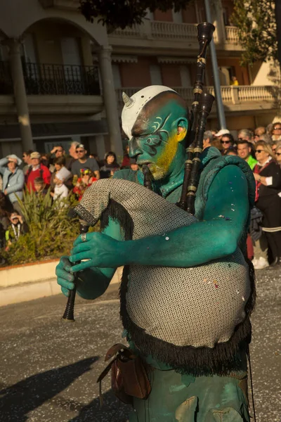 MENTON, FRANCE, 24 Şubat 2019. Menton, Fransa 'daki Limon Festivali' nin geleneksel karnaval geçidi..