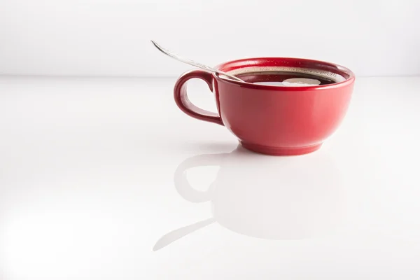 Caffè in una tazza su sfondo chiaro — Foto Stock