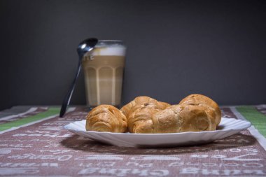 kruvasan ve lezzetli kahve 