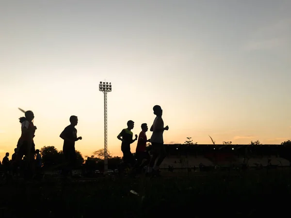 Silhouet van startblokken in veld. — Stockfoto