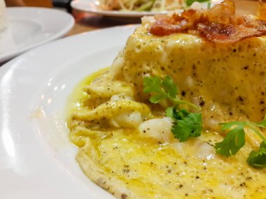 bir plaka ile tipik tortilla de patatas İspanyol o closeup