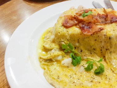 bir plaka ile tipik tortilla de patatas İspanyol o closeup