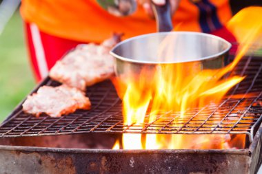 Vahşi doğada barbekü, ızgara gibi taş toplamak.