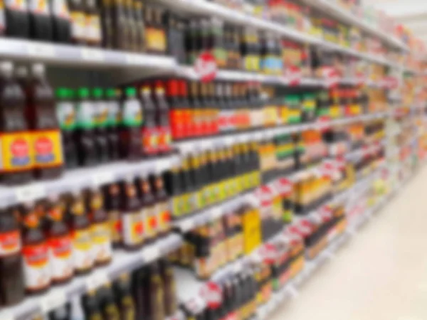Niewyraźne tło półki w supermarkecie — Zdjęcie stockowe
