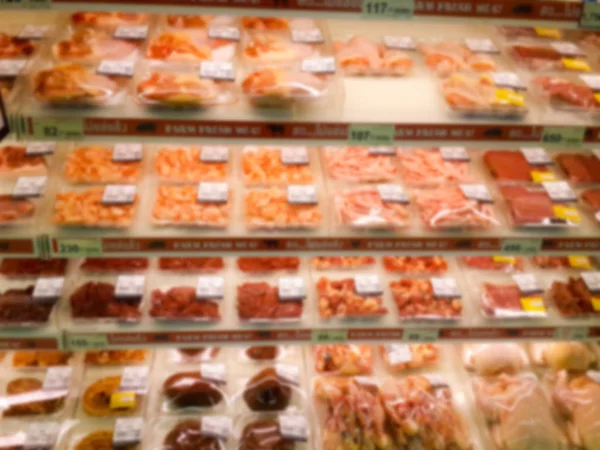 Raf süpermarkette bulanık arka plan